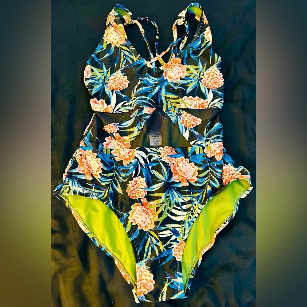 BNWOT 1 piece bathing suit